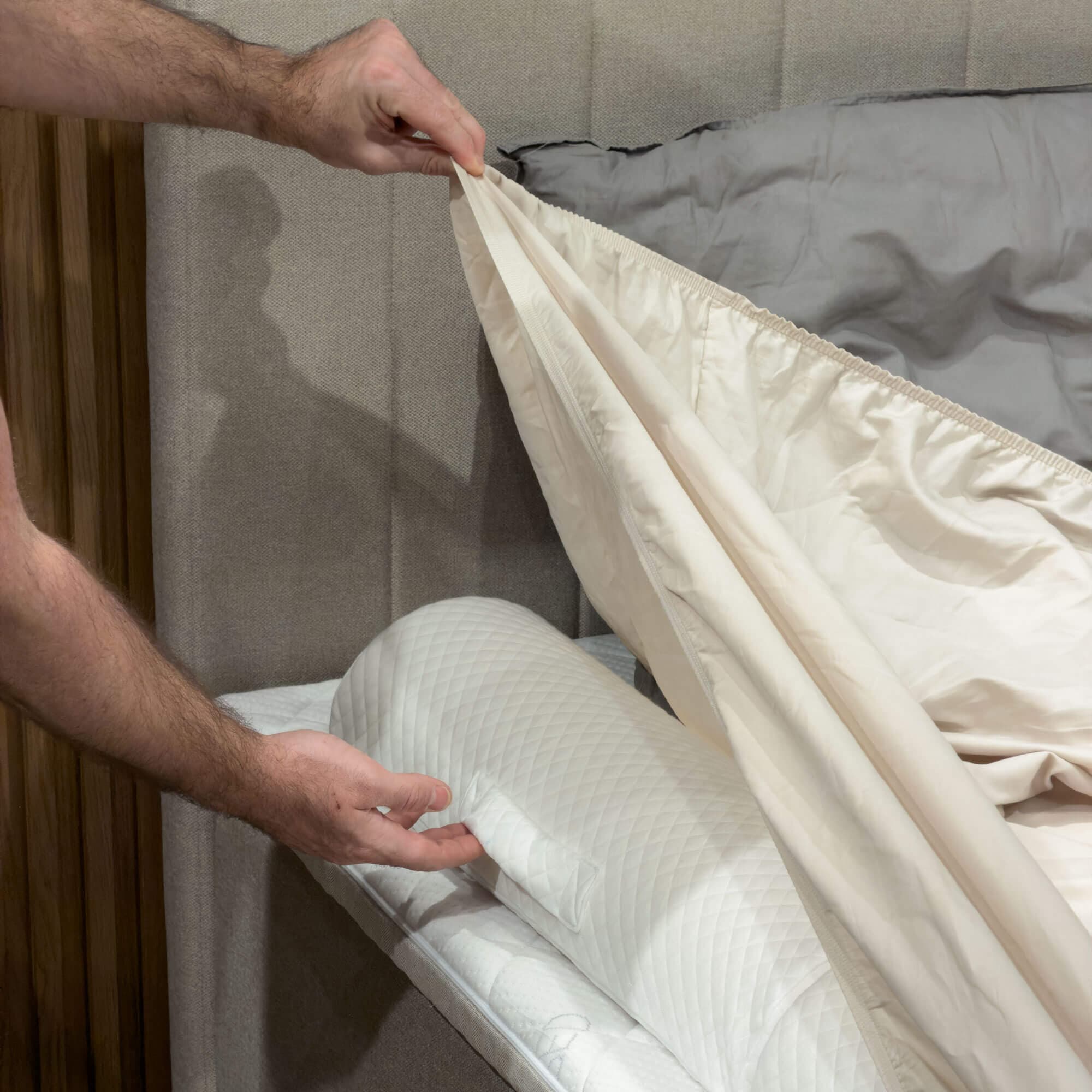 Barreira de cama FamBed posicionada de forma estável debaixo do lençol, junto à borda da cama