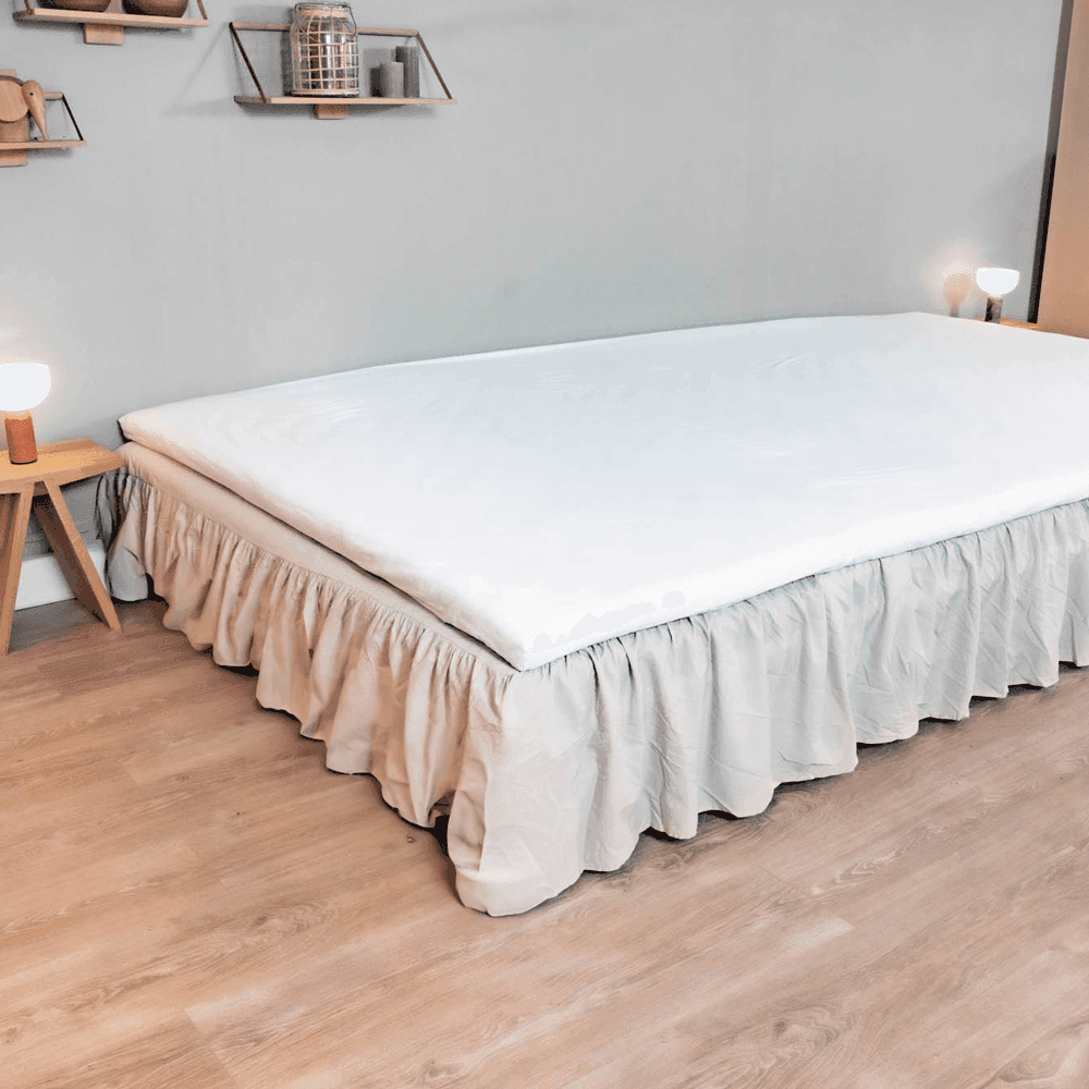 Saia de cama FamBed franzida e feita por medida, a cobrir a base da cama até ao chão
