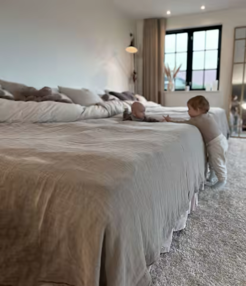 Família a dormir junta numa cama familiar FamBed com 360 cm de largura